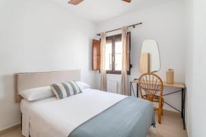 sypialnia z łóżkiem, biurkiem i krzesłem w obiekcie Aldea Blanca Santa Pola w mieście Santa Pola