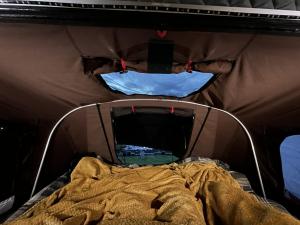 Inshes的住宿－Discovery 4 - Family Camper，两个人睡在帐篷里