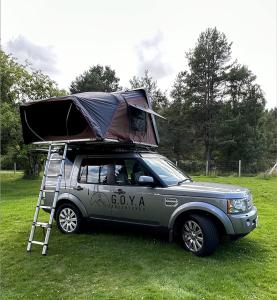 Discovery 4 - Family Camper في Inshes: سيارة صغيرة عليها خيمة