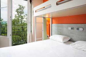 ein Schlafzimmer mit einem Bett und einem großen Fenster in der Unterkunft Ibis Budget Strasbourg Centre Gare in Straßburg