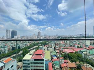 een uitzicht op de stad vanuit een gebouw bij Lancaster Luminaire Apartment Hotel in Hanoi