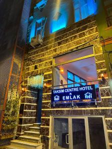 un edificio con un letrero para un hotel del centro tanishan en Taksim Centre Hotel, en Estambul