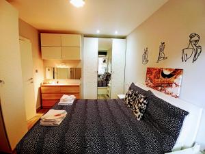 a small room with a bed and a kitchen at Madison - Cozy one-bedroom flat in Eltham