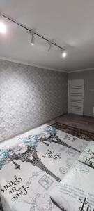 Pokój z łóżkiem z rysunkami w obiekcie 2-комнатная квартира, 55 м², 2/5 этаж посуточно, 8-й микрорайон, 8-й микрорайон 16 w mieście Szymkent