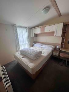 - une chambre avec un grand lit dans l'établissement Polladras Holiday Park, à Helston