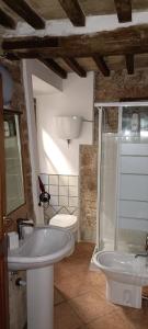 ein Bad mit einem Waschbecken, einer Dusche und einem WC in der Unterkunft Camera Vacanze Lusitana C in Foligno