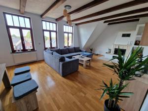 ein Wohnzimmer mit einem Sofa und einem Tisch in der Unterkunft 98qm Wohnung im Villenviertel - Voll ausgestattet mit Balkon und Kamin - WLAN gratis in Wilhelmshaven