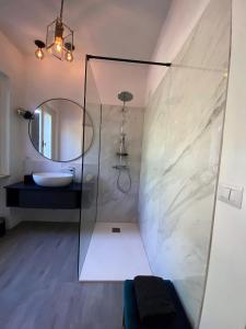 カヴァイオーン・ヴェロネーゼにあるBoutiqueapartment Terrazzaのバスルーム(シャワー、洗面台、鏡付)