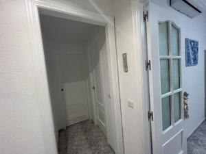 an empty hallway with an open door and a hallway at Apartamento céntrico San Miguel in Córdoba