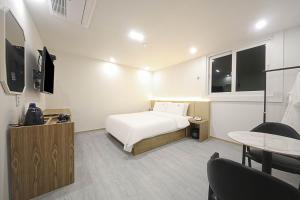 TV a/nebo společenská místnost v ubytování Busan Seomyeon Broa Hotel
