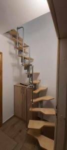 uma escada com degraus de madeira num quarto em Tina apartman em Prnjavor
