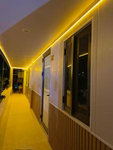 un corridoio di un edificio con luci di Homestay Hoa ban a Mộc Châu
