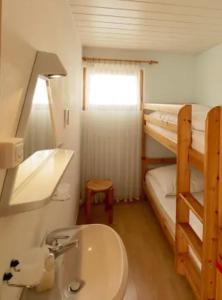 a bathroom with a sink and a bunk bed at Mon Abri in Beatenberg
