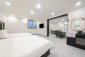 Postel nebo postele na pokoji v ubytování Busan Seomyeon Broa Hotel + 37 fotografií
