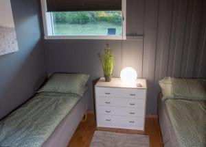 1 dormitorio con 2 camas y una lámpara en un tocador en Apartment-A near Etne-Odda, en Etnesjøen