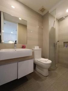 uma casa de banho com um WC, um lavatório e um chuveiro em RM231 2Bedroom Bukit Bintang Balcony KL City View em Kuala Lumpur