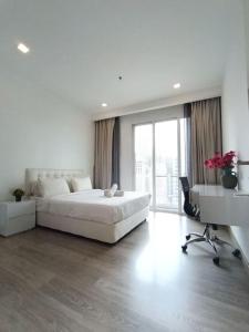 um quarto branco com uma cama e uma secretária em RM231 2Bedroom Bukit Bintang Balcony KL City View em Kuala Lumpur