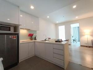 uma cozinha com armários brancos e uma bancada em RM231 2Bedroom Bukit Bintang Balcony KL City View em Kuala Lumpur