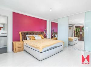 Un pat sau paturi într-o cameră la Leisurehome