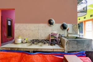 een keuken met een wastafel en een aanrecht bij OYO Life 92840 Wisma Morricco in Jombang