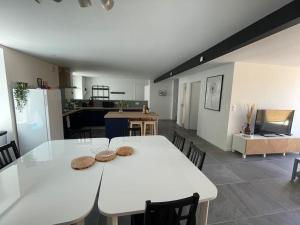 een witte tafel met twee koekjes in de keuken bij Maison 6 chambres in Clohars-Carnoët