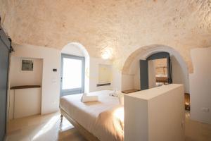 ein Schlafzimmer mit einem großen Bett und einer gewölbten Decke in der Unterkunft Trulli Dimore - Tortorella in Monopoli