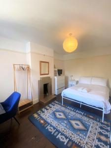 una camera con letto e tappeto blu di Colourful vintage-styled home in lovely Southville a Bristol