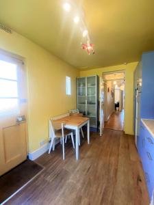 una cucina con tavolo al centro di una stanza di Colourful vintage-styled home in lovely Southville a Bristol