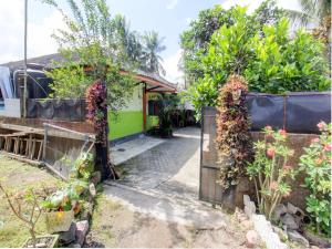 a garden entrance to a house with plants at OYO Life 92829 Kos Insan Madani in Praya