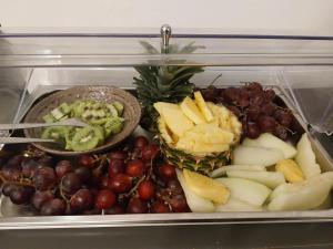 einem mit verschiedenen Obst- und Gemüsearten gefüllten Plastikbehälter in der Unterkunft 20 Miglia Boutique Hotel in Catania
