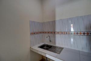 baño con lavabo en una habitación en OYO Life 92838 Kost Ibu Surya, en Negara