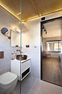 een badkamer met een toilet en een wastafel bij Samuel TLV in Tel Aviv