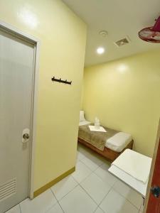 Postel nebo postele na pokoji v ubytování Cozy Coron Inn