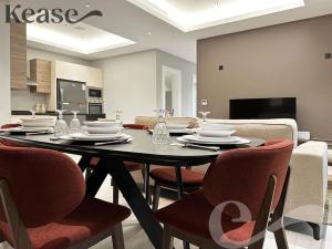 a dining room with a table and chairs at Kease King Salman G-1 Lusso Najd GX96 in Riyadh