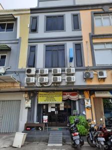 um edifício com ar condicionado ao lado em OYO Life 92883 Kost Ratana Cengkareng Syariah em Jakarta