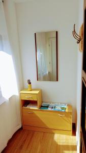 uma cómoda num quarto com um espelho em Apartman Barbara em Fužine