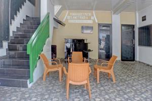 une chambre avec des chaises, une table et des escaliers dans l'établissement OYO Life 92830 Homestay Slamet Riadi Iv, à Bandar Lampung