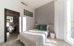 um quarto com uma cama grande e almofadas verdes em AMAZING & MODERN 2-Bedrooms em Cannes