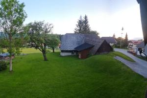 an overhead view of a house with a green yard at Uriges Landgasthaus in Modriach in Modriach