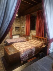 een slaapkamer met 2 bedden in een kamer met gordijnen bij Ballindooley Castle in Galway
