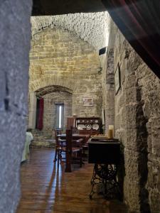 een kamer met een tafel en een stenen muur bij Ballindooley Castle in Galway