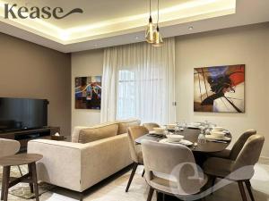 - un salon avec une table et un canapé dans l'établissement Kease King Salman K-1 Lusso Najd AZ89, à Riyad