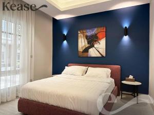 - une chambre avec un lit et un mur bleu dans l'établissement Kease King Salman K-1 Lusso Najd AZ89, à Riyad