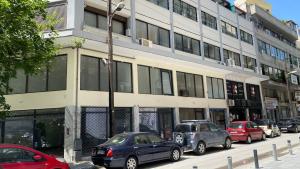 un bâtiment avec des voitures garées sur le côté d'une rue dans l'établissement Luxury studio in downtown(2), à Thessalonique