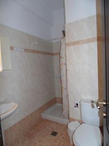 Un baño con ducha, inodoro y lavabo. en Maria Studios, en Skiathos
