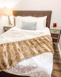 - une chambre avec un lit doté d'une couverture brune et d'oreillers dans l'établissement 2bdrm Gaslamp Conv Cntr - W Parking & 4 Beds #1, à San Diego