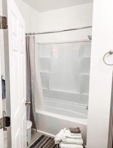 La salle de bains est pourvue d'une douche et d'une baignoire. dans l'établissement 2bdrm Gaslamp Conv Cntr - W Parking & 4 Beds #1, à San Diego