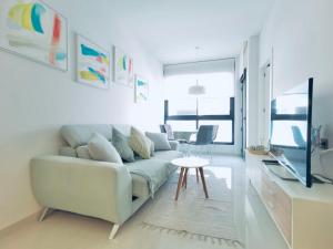 Televízia a/alebo spoločenská miestnosť v ubytovaní Luxury Apartment Torrevieja