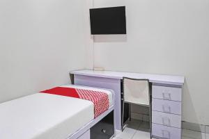 a small room with a bed and a desk at OYO Life 92614 Rukost E-3 Colombus in Karawang