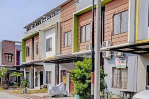 a row of houses on a city street at OYO Life 92614 Rukost E-3 Colombus in Karawang